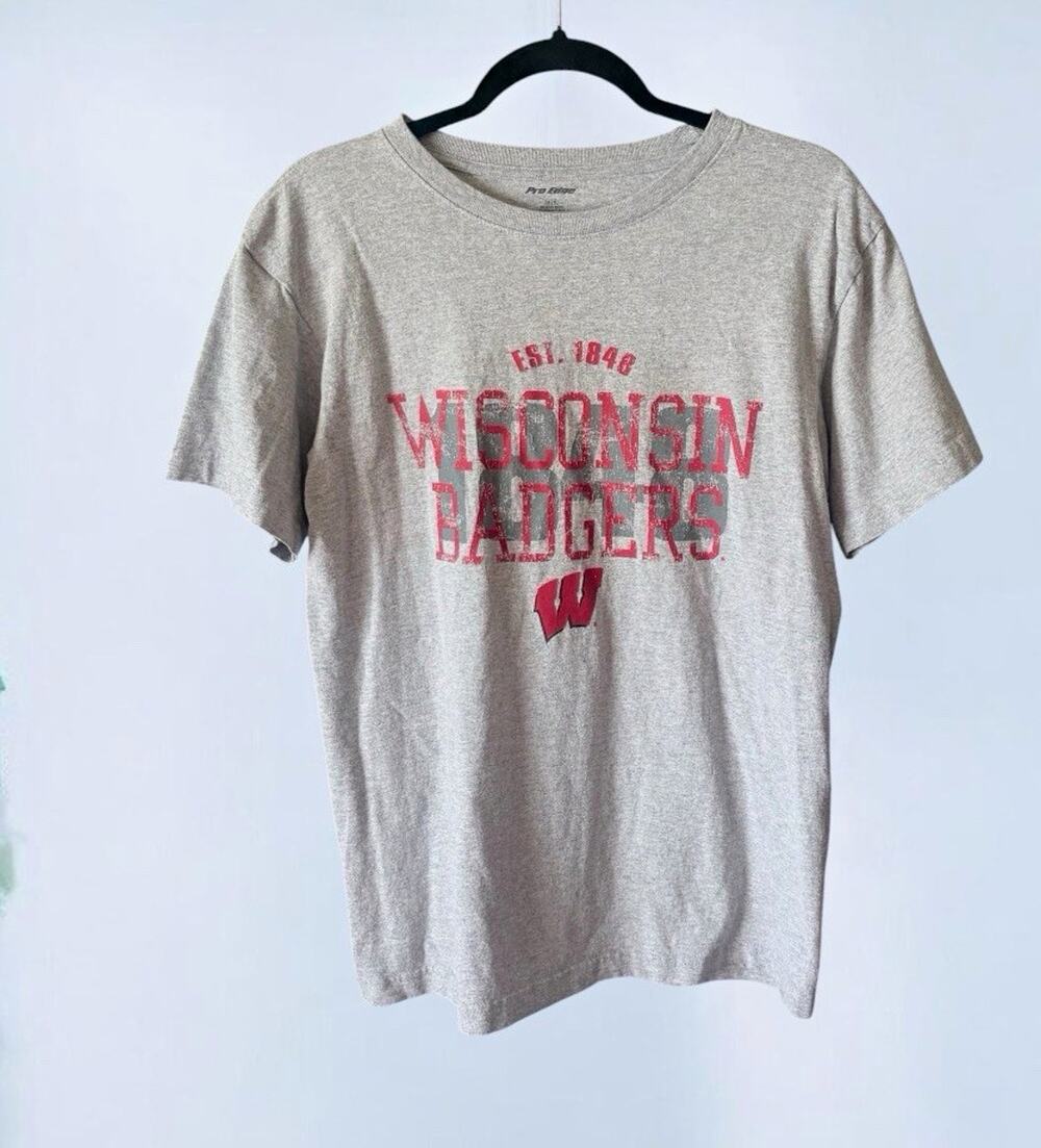 Wisconsin Badgers Pro Edge T Shirt Mens Medium Gray Distressed Graphic Gameday